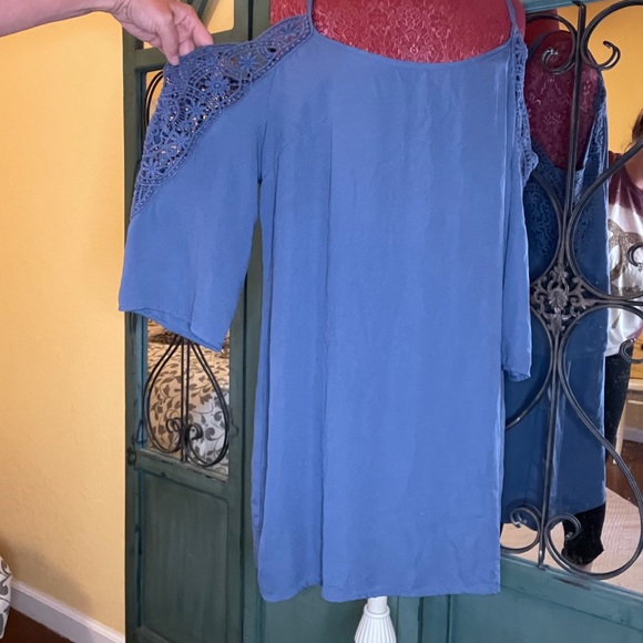 Blue cold shoulder with lace on sleeves - Picture 3 of 4